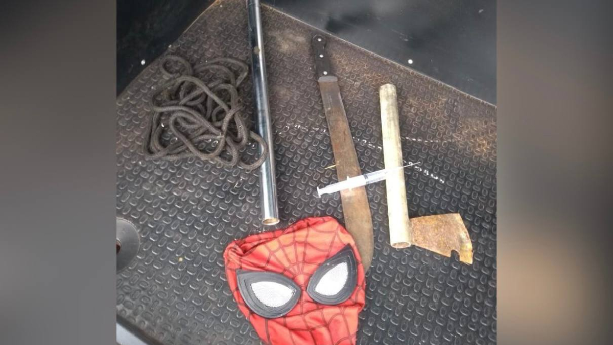 Suspeito usava uma máscara do personagem Homem-Aranha para cobrir o rosto e ameaçava a vítima com uma barra de ferro, um facão, um machado e um canivete.