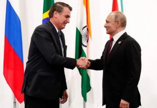 “Vamos torcer pela paz”, diz Bolsonaro antes de viagem para a Rússia