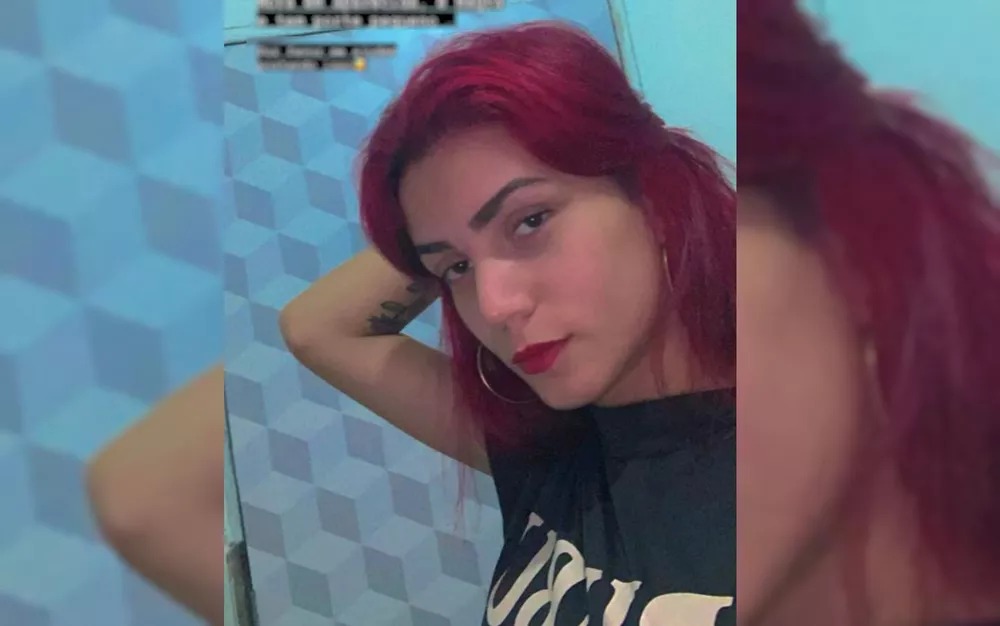 A jovem trans, de 18 anos, tem o cabelo vermelho e estava vestindo uma calça jeans azul-claro, bota preta de salto, blusa de gola alaranjada no dia do desaparecimento. (Foto: Arquivo pessoal - Fabrícia da Silva)