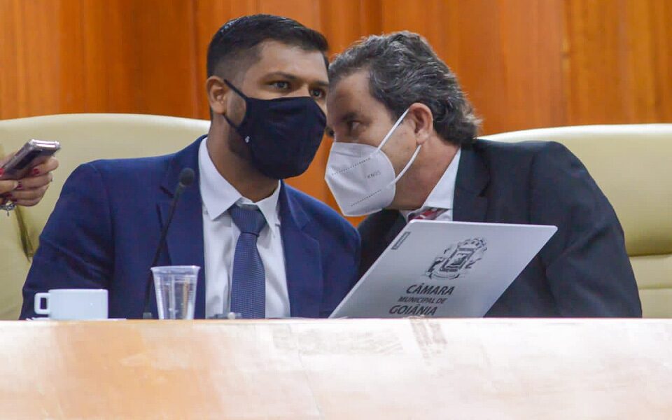 Vereadores Clecio Alves e Romário Policarpo conversam durante aprovação do Plano Diretor de Goiânia (Foto: Jucimar Sousa - Mais Goiás)
