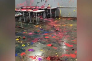 Vândalos deixam sala de aula coberta de tinta em escola pública de Goiânia: vídeo