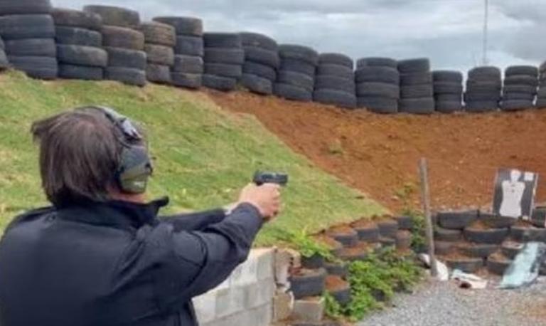 Bolsonaro pratica tiros em um clube de tiros do Distrito Federal