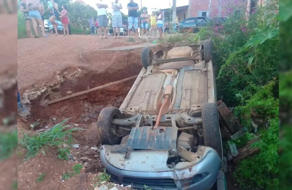 Motorista cai em cratera em rua de distrito de Pirenópolis (GO) (Foto: Reprodução - Redes Sociais)