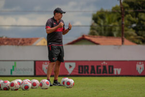 Eduardo Souza comandando o time no treino
