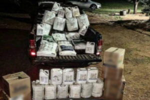 A Polícia Militar (PM) apreendeu 630 quilos de agrotóxicos ilegais nesta quarta-feira (16), na cidade de Quirinópolis, região Sudoeste de Goiás. De acordo com os militares, os defensivos agrícolas estavam escondidos dentro de uma caminhonhete.