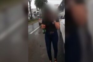 Após bater em ônibus, motorista desce de carro de luxo segurando garrafa de cerveja em avenida de Goiânia