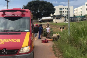 Uma ciclista, de 29 anos, ficou ferida após ser atingida por um carro em alta velocidade, no Bairro Maria Park, em Goianésia. (Foto: Corpo de Bombeiros)