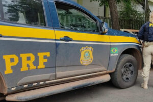 PRF prende mulher que conduzia carro furtado em Ceilândia (DF)
