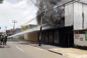 Incêndio em loja de bicicletas de Goiânia mobiliza mais de 30 bombeiros (Foto: Divulgação)