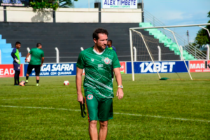 Lucas Oliveira durante treinamento no Morrinhos