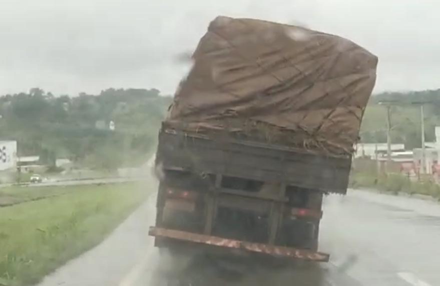 Caminhão é apreendido após carga de abacaxis apresentar risco de tombamento em Aparecida