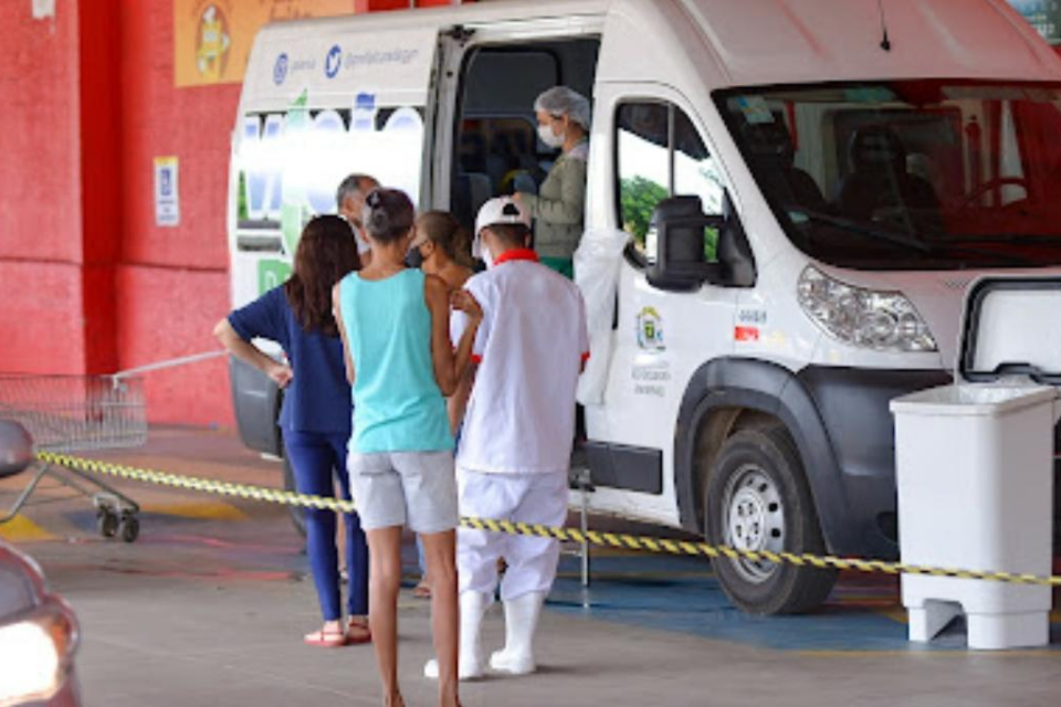 Vans aplicam doses da vacina contra a covid-19 no Jardim Guanabara nesta quarta-feira (2)