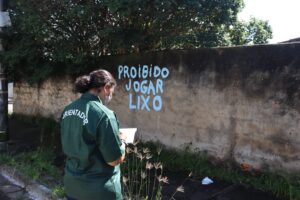 Prefeitura aplica 3 mil notificações por descarte irregular de lixo e entulho por mês, em Goiânia (Foto: Prefeitura de Goiânia)