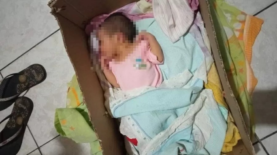 Menina foi achada suja de sangue e ainda com cordão umbilical. Mecânico quer adotar bebê que resgatou em lixeira, no Recife