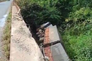 Caminhão cai de ponte na GO-174, em Montividiu