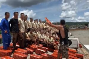 Alunos são filmados em cima de telhado de Colégio Militar após carregarem milhares de telhas, em Aparecida (Foto: Reprodução - TvAnhanguera)