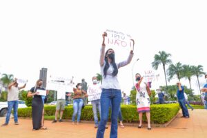 Cerca de 40 pessoas realizam manifestação contra o novo cálculo do IPTU adotado pela Prefeitura de Goiânia nesta terça-feira (1°/2). (Foto: leitor/Mais Goiás)