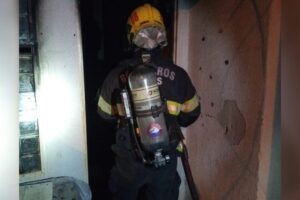 Mulher é resgatada durante incêndio em casa, em Águas Lindas de Goiás