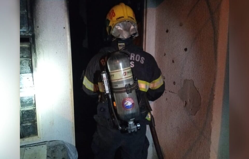 Mulher é resgatada durante incêndio em casa, em Águas Lindas de Goiás