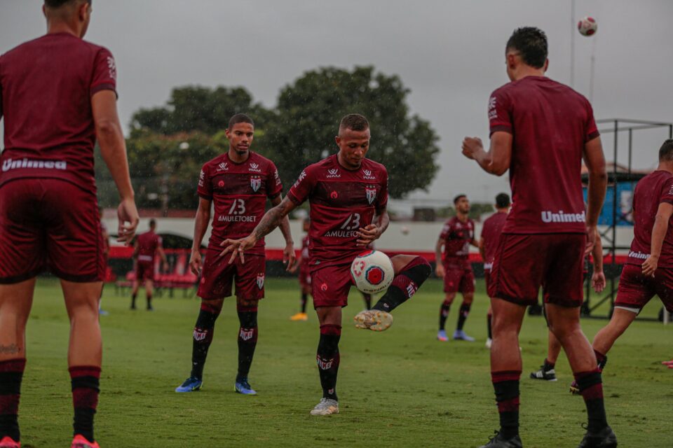 Elenco do Atlético Goianiense treinando