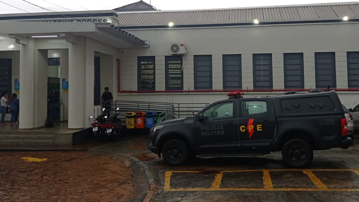 Equipes fazem guarda dentro e fora do colégio, a fim de garantir a segurança no local.