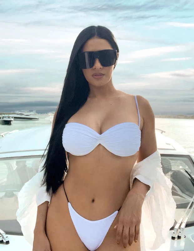 Sertaneja escolheu um modelo na cor branca durante passeio de barco. Simaria pose de biquíni em Miami e ganha elogios na web; veja fotos