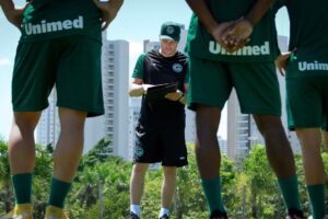 Bruno Pivetti conversa com jogadores em treinamento do Goiás