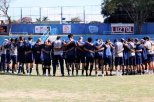 Time da Aparecidense no estádio Aníbal Batista de Toledo