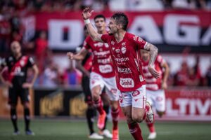 Arthur Rezende comemora gol pelo Vila Nova em clássico contra o Atlético Goianiense