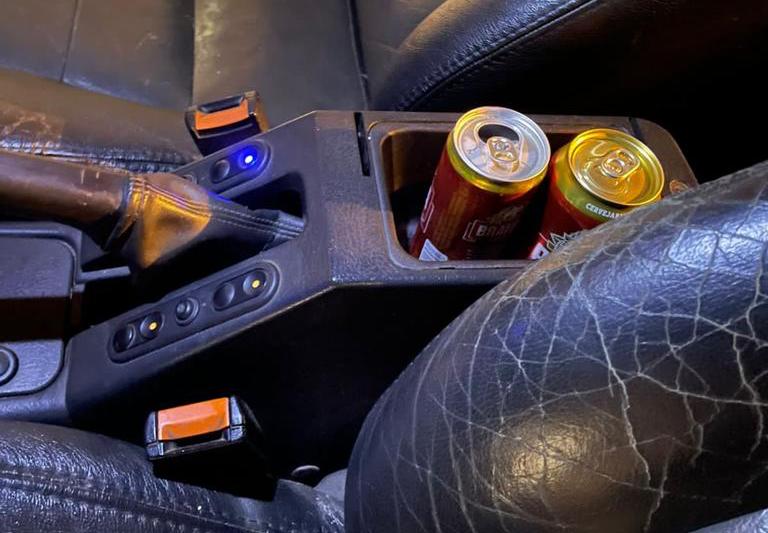 Latas e garrafas de bebidas alcoólicas são encontradas nos veículos (Foto: Divulgação/DICT)