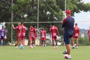 Higo Magalhães observa jogadores do Vila Nova em treinamento