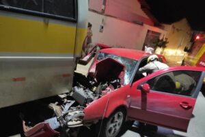 Motorista fica ferido após carro colidir contra van escolar em Goianésia