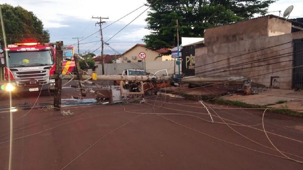 Carro pega fogo após colidir contra poste, em Rio Verde