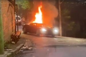 Ferrari pega fogo e explode em favela de Belo Horizonte