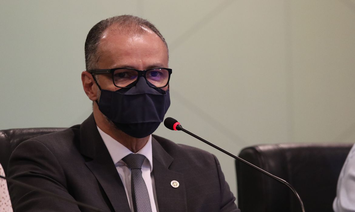 Em reunião no Senado, presidente da Anvisa defende vacina