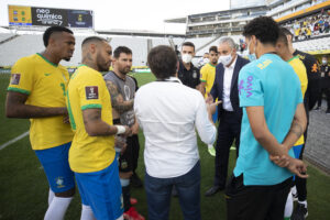 Jogadores da seleção brasileira e argentina conversam durante paralização da partida