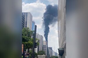 Incêndio atinge prédio comercial na avenida Paulista, em São Paulo