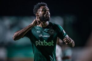 Caio Vinicius comemorando gol contra o Morrinhos