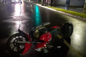 Motociclista morre após colidir contra o canteiro central e cair em Goiânia