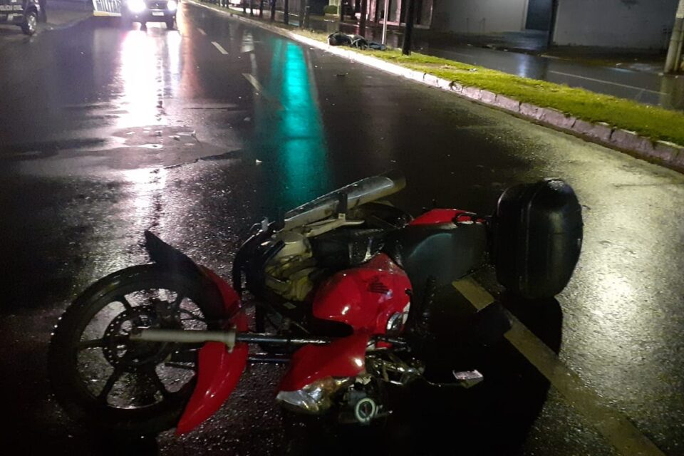 Motociclista morre após colidir contra o canteiro central e cair em Goiânia