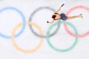 Patinadora durante prova nas Olímpiadas de Inverno na China