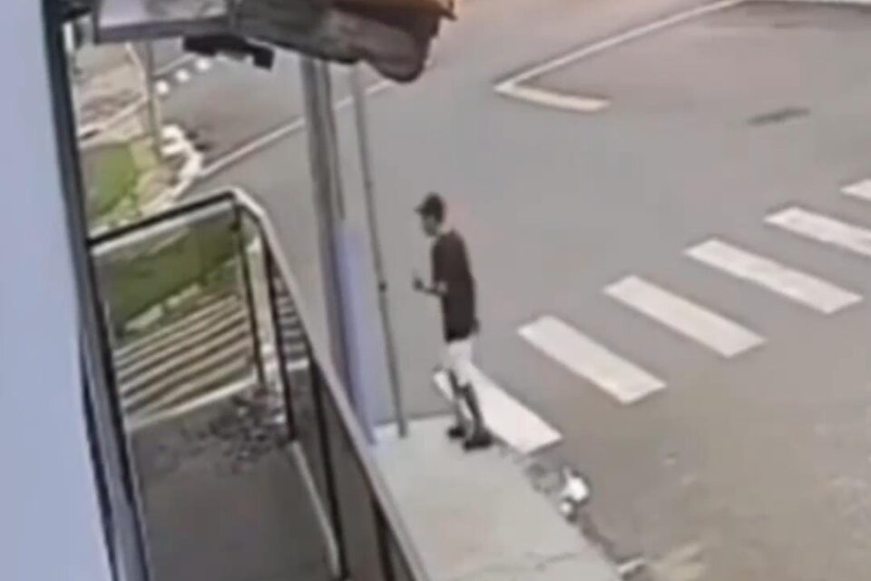 Câmeras de segurança flagraram o momento em que um homem atira uma pedra e quebra a vidraça de uma sorveteria em Mineiros. (Foto: reprodução)