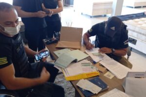 Empresários são presos por esquema de estelionato com venda de móveis planejados em Goiás