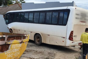 Ônibus perde freio e atinge portão de residência em Catalão