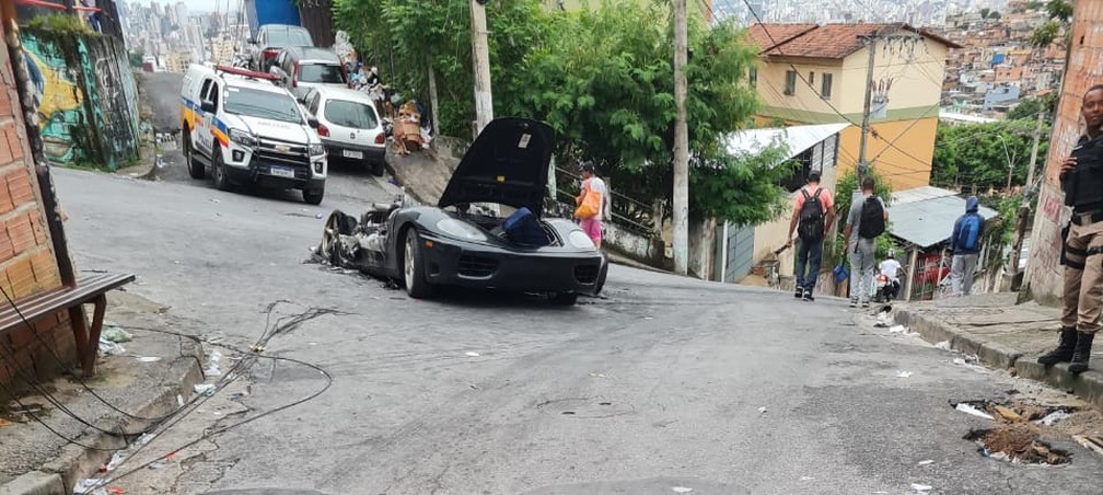 Ferrari pega fogo e explode em favela de Belo Horizonte - (Foto: Redes Sociais)