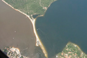 PF faz operação contra garimpo ilegal que turvou água do Caribe da Amazônia