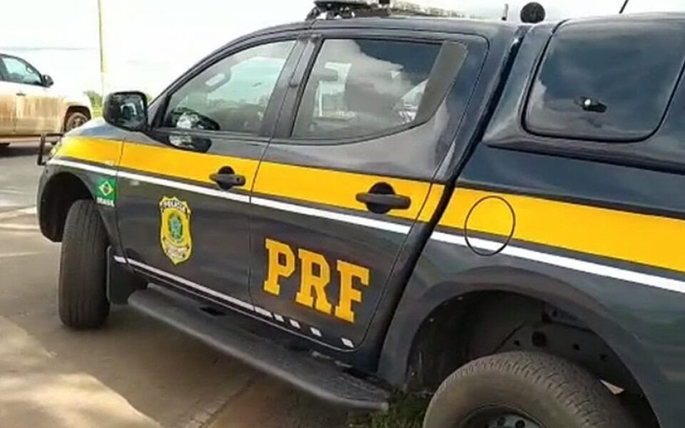 PRF flagra motorista embriagado com filho de 14 anos na BR-040, em Luziânia (Foto: PRF - Divulgação)
