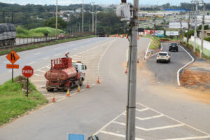 Rodovia BR-153 está parcialmente bloqueada e motoristas devem acessar desvios que passam por Aparecida (Foto: Enio Medeiros - SecomAparecida)