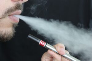 Cigarro eletrônico: Especialistas explicam os riscos para saúde a curto e longo prazo