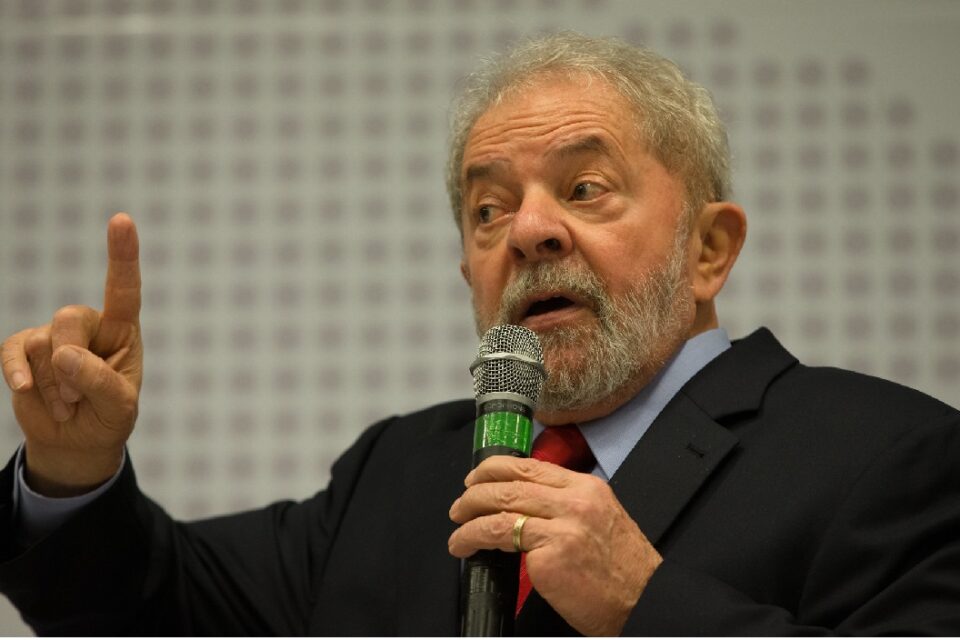 Declaração foi feita em uma entrevista à rádio Lagoa Dourada, do Paraná. 'Fico imaginando que Deus é petista', diz Lula